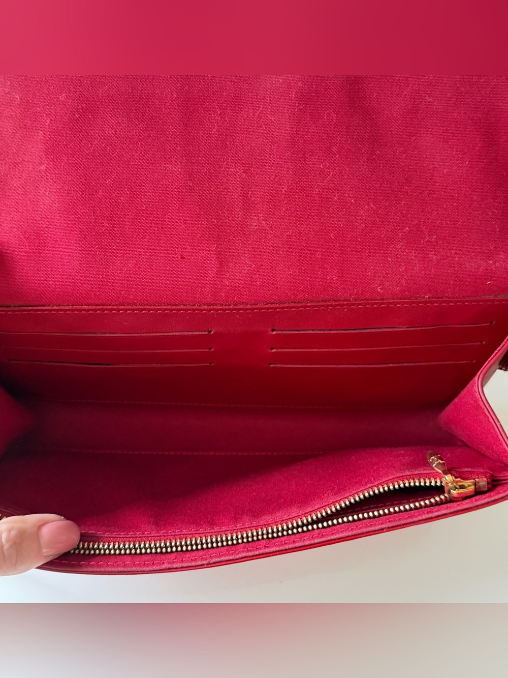 Louis Vuitton Pomme D’Amour Monogram Vernis Rossmore MM Clutch Bag - Picture 9 of 16